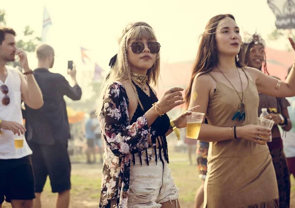 Vänner njuter musikfestival — Stockfoto