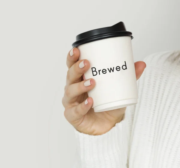 Mano femenina sosteniendo taza de café —  Fotos de Stock