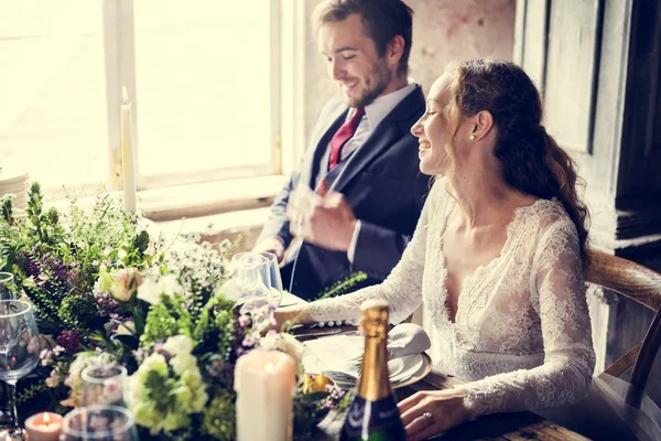 Braut und Bräutigam essen mit Freunden — Stockfoto