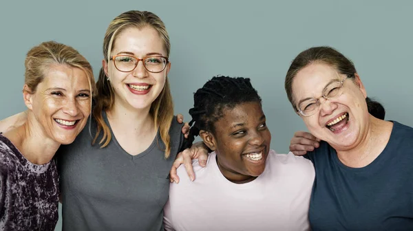 Mujeres abrazando en estudio — Foto de Stock