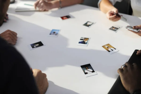 Lidé při pohledu na kolegy — Stock fotografie