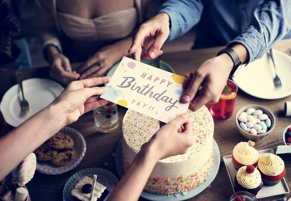 Menschen feiern Geburtstag am Tisch — Stockfoto