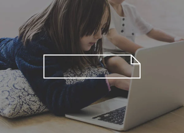 Маленька дівчинка використовує ноутбук — стокове фото