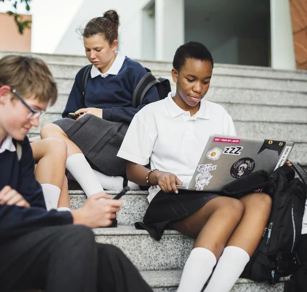 Schoolstudenten met behulp van laptop — Stockfoto