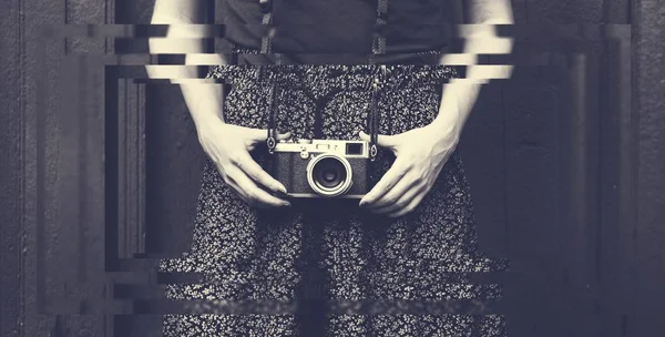 Γυναίκα εκμετάλλευση κάμερας ρετρό — Φωτογραφία Αρχείου