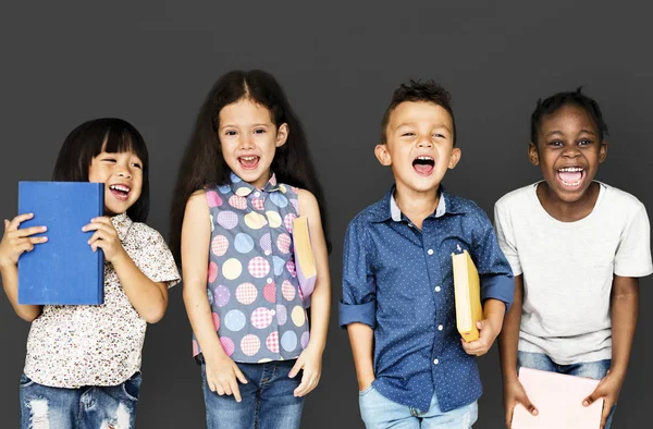 Niños multiétnicos sonriendo — Foto de Stock