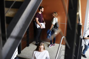 İnsanlar merdivenlerde konuşurken