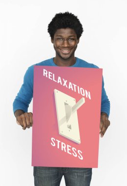 Afrika adam grafik afiş tutarak 