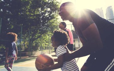 Basketbol oynarken aile