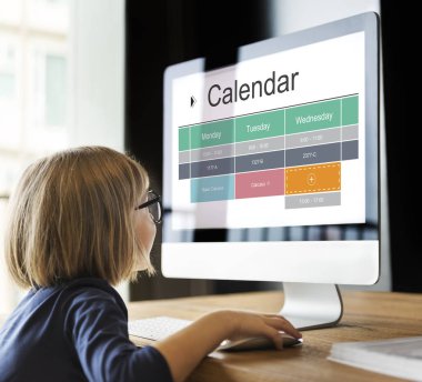 küçük kız monitör ekranına bakarak