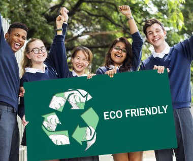 mutlu multicutural öğrenciler ile bayrak