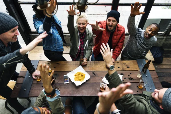 La gente levanta las manos — Foto de Stock