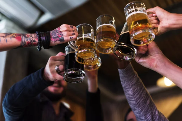 Tenez les mains Bouteilles de bière — Photo