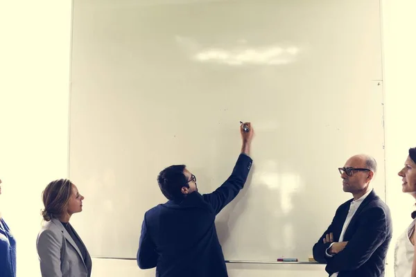 Hombre escribiendo a bordo —  Fotos de Stock