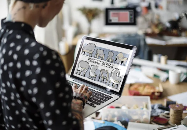 Mulher designer usando laptop — Fotografia de Stock