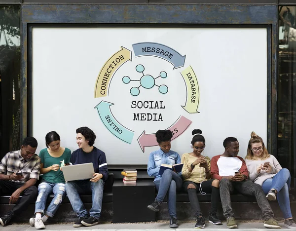 Étudiants assis dans la rue — Photo