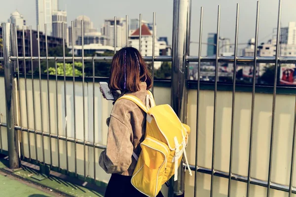 Mulher usando smartphone — Fotografia de Stock