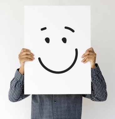 Kağıt afiş tutan kişi