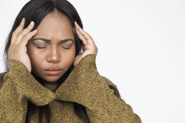 Başı ağrıyan kadın