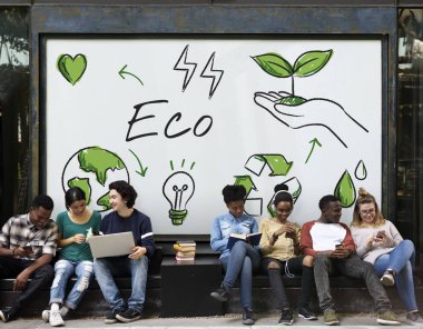 sokakta oturan öğrenciler