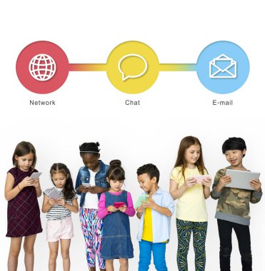 teknoloji cihazlar ile çok ırklı çocuklar