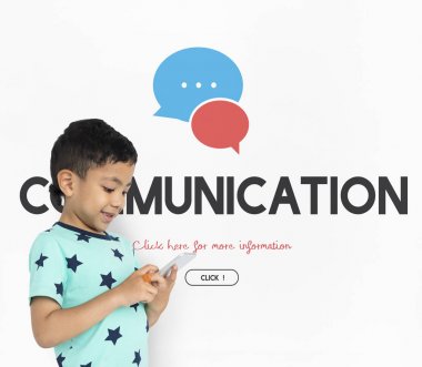 küçük çocuk Smartphone kullanarak 