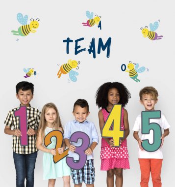 Kağıt numaraları tutan çocuk