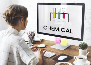 bilgisayar ile çalışan kadın