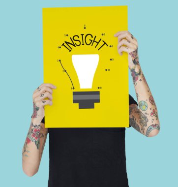 Dövmeli kişi holding afiş. 