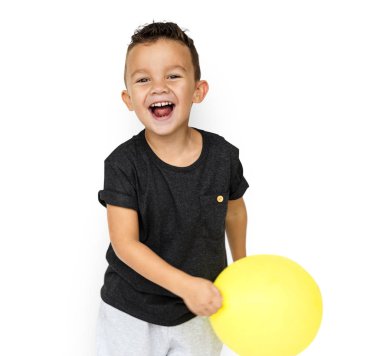 Sarı balon ile çocuk