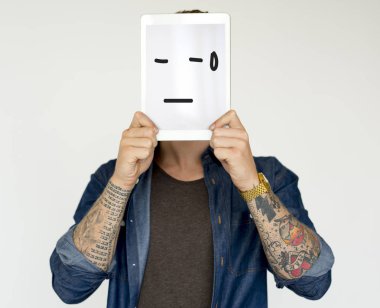 kişi holding dijital tablet.