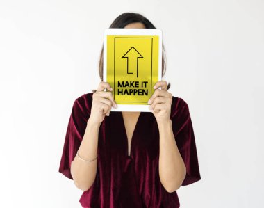 Dijital tablet tutan kadın