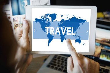 Erkek el dijital tablet üzerinde işaret 