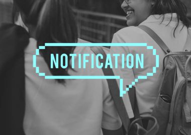 sırt çantaları ile gülümseyen öğrenciler