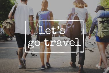 sırt çantaları yolda turistlerle