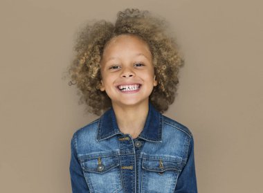 Afro-Amerikan çocuk gülümseyen