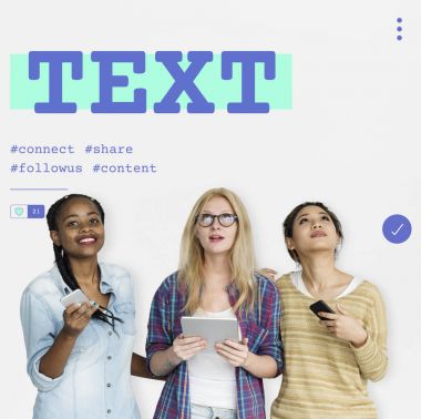 genç kadın dijital cihazlar kullanarak