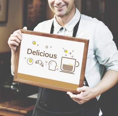 siyah önlük poster tutan adam