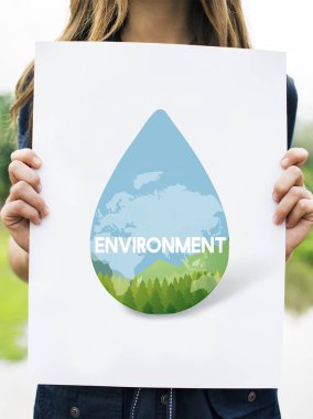 su damlası ile banner tutan kadın