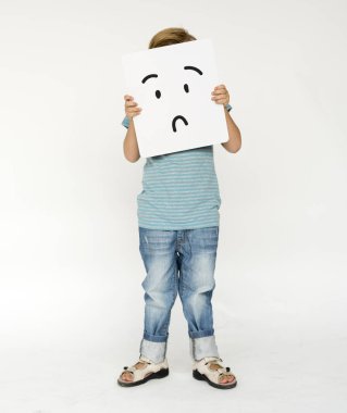 küçük çocuğu kapsayan yüz