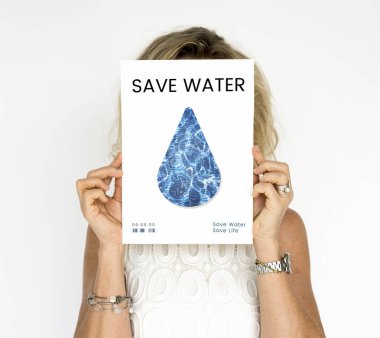 Su damlası ile banner tutan kişi