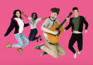 İnsanlar gitar ile atlama