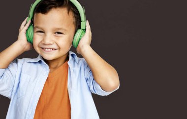 Kulaklık takmış çocuk