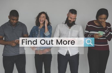 Arkadaşlar dijital cihazlar kullanarak