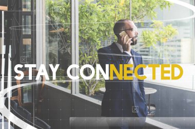 İş adamı telefonda konuşuyor.