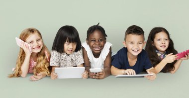 çocuklar dijital cihazlar kullanarak