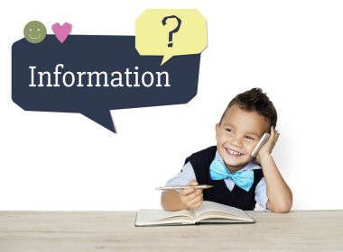 Masa başında siting öğrenci