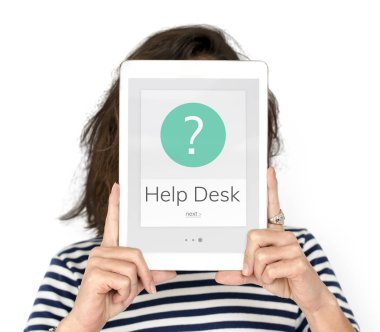 Dijital tablet tutan kadın