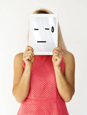 kadın kapsayan yüz tablet ile