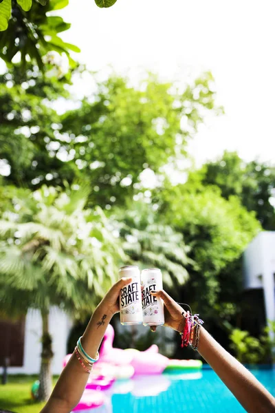 Handen met bierflesjes — Stockfoto